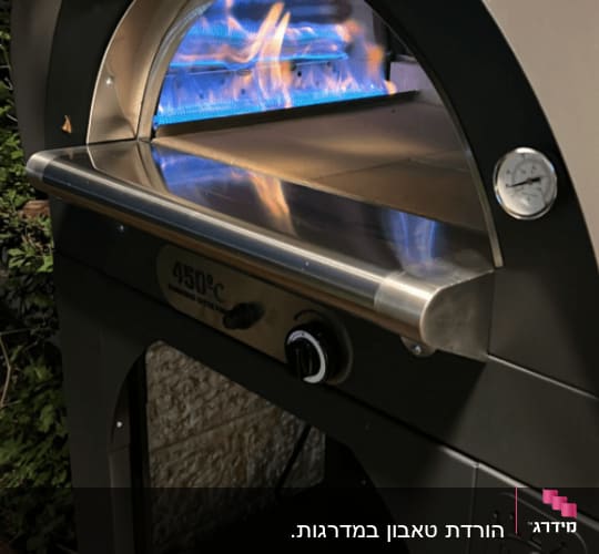 תנור פיצה עם להבות כחולות בפנים